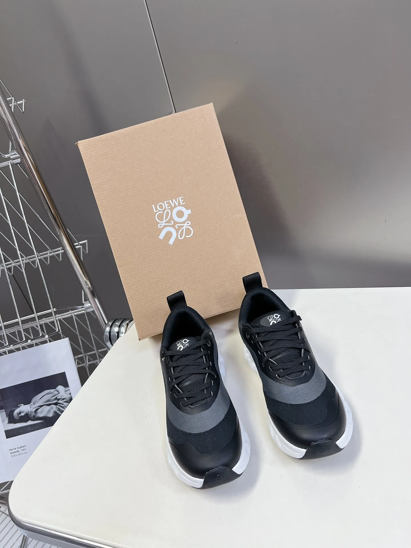 👟👟Ex-factory price 640👟👟 Loewe x on cioudtilt2.0 running shoes‼ ️Couple model Loewe Made from recycled polyester and mesh, it features an exclusive rubber sole with Loewe's classic logo printed on the side and full-coverage seam details. This cooperation combines ON's professional technology with Loewe's exquisite craftsmanship, and uses it in the production and design, specially designed for urban life and outdoor sports. Code number: 35-40, male 39-44